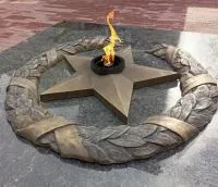 Бронзовый венок со звездой вечного огня в Дзержинске (518550)